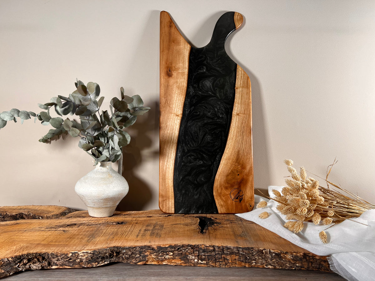 Tabla de cocina de madera de nogal con epoxi negro