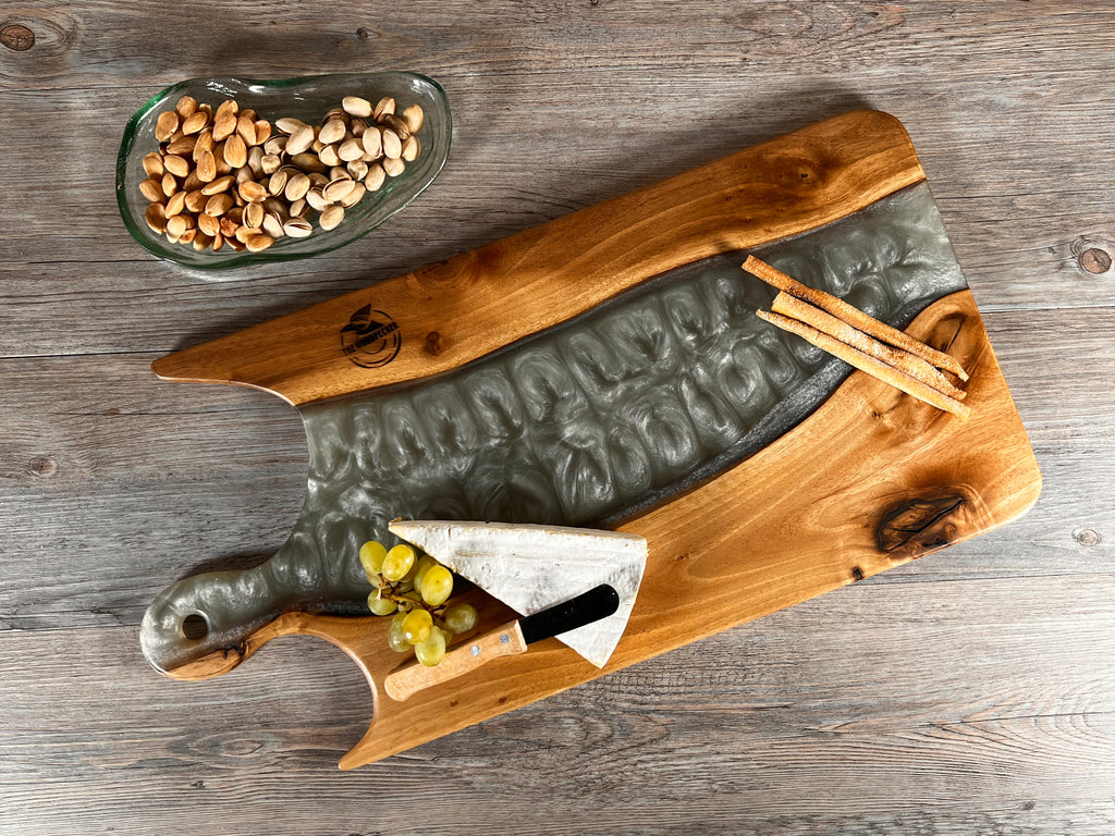 Tabla de cocina de madera de nogal con epoxi blanco perlado