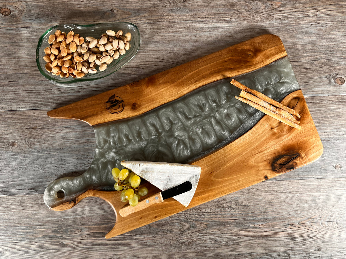 Tabla de cocina de madera de nogal con epoxi blanco perlado