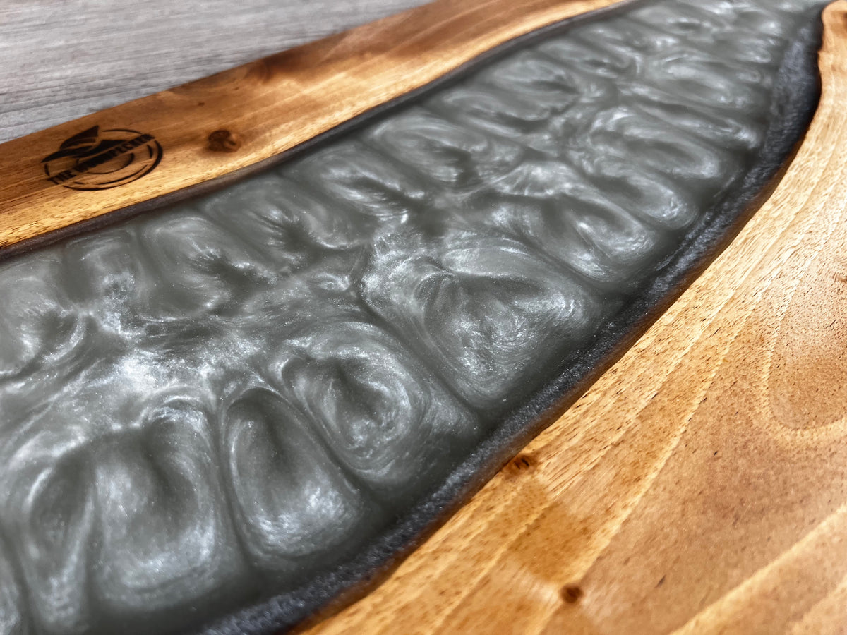 Tabla de cocina de madera de nogal con epoxi blanco perlado