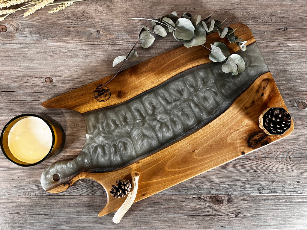 Tabla de cocina de madera de nogal con epoxi blanco perlado