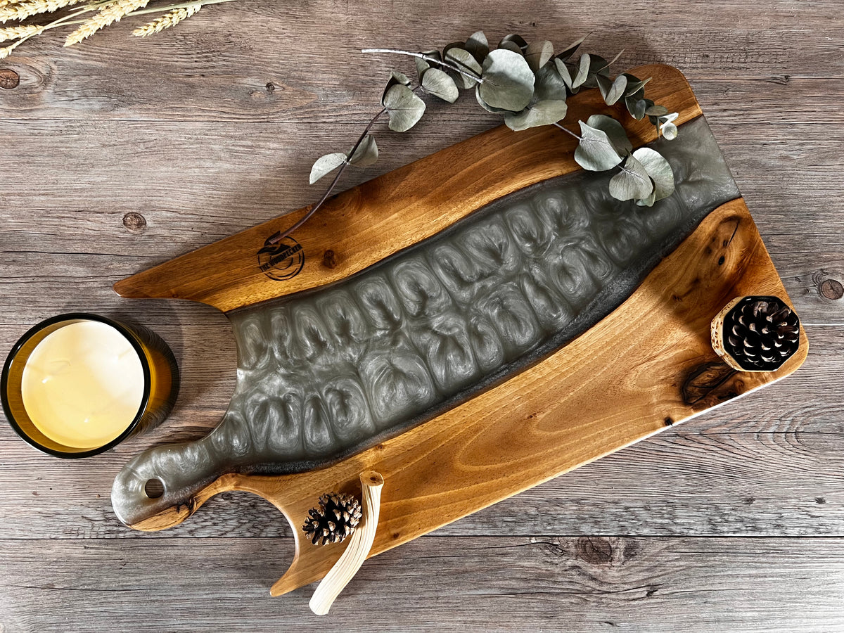 Tabla de cocina de madera de nogal con epoxi blanco perlado