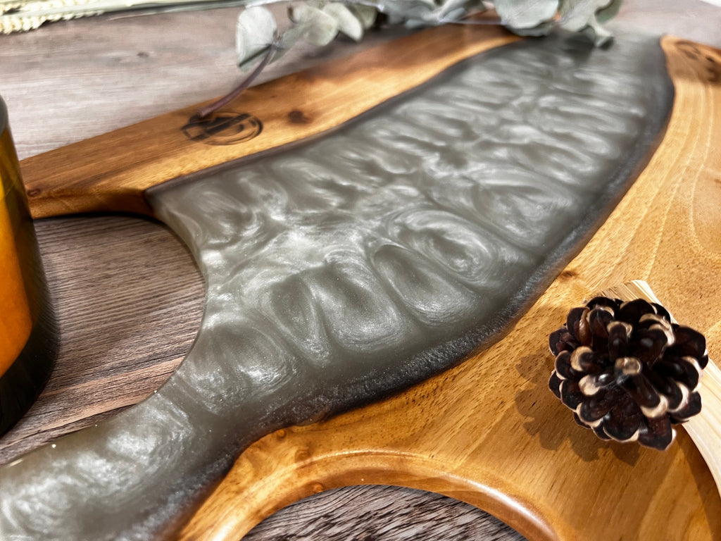 Tabla de cocina de madera de nogal con epoxi blanco perlado