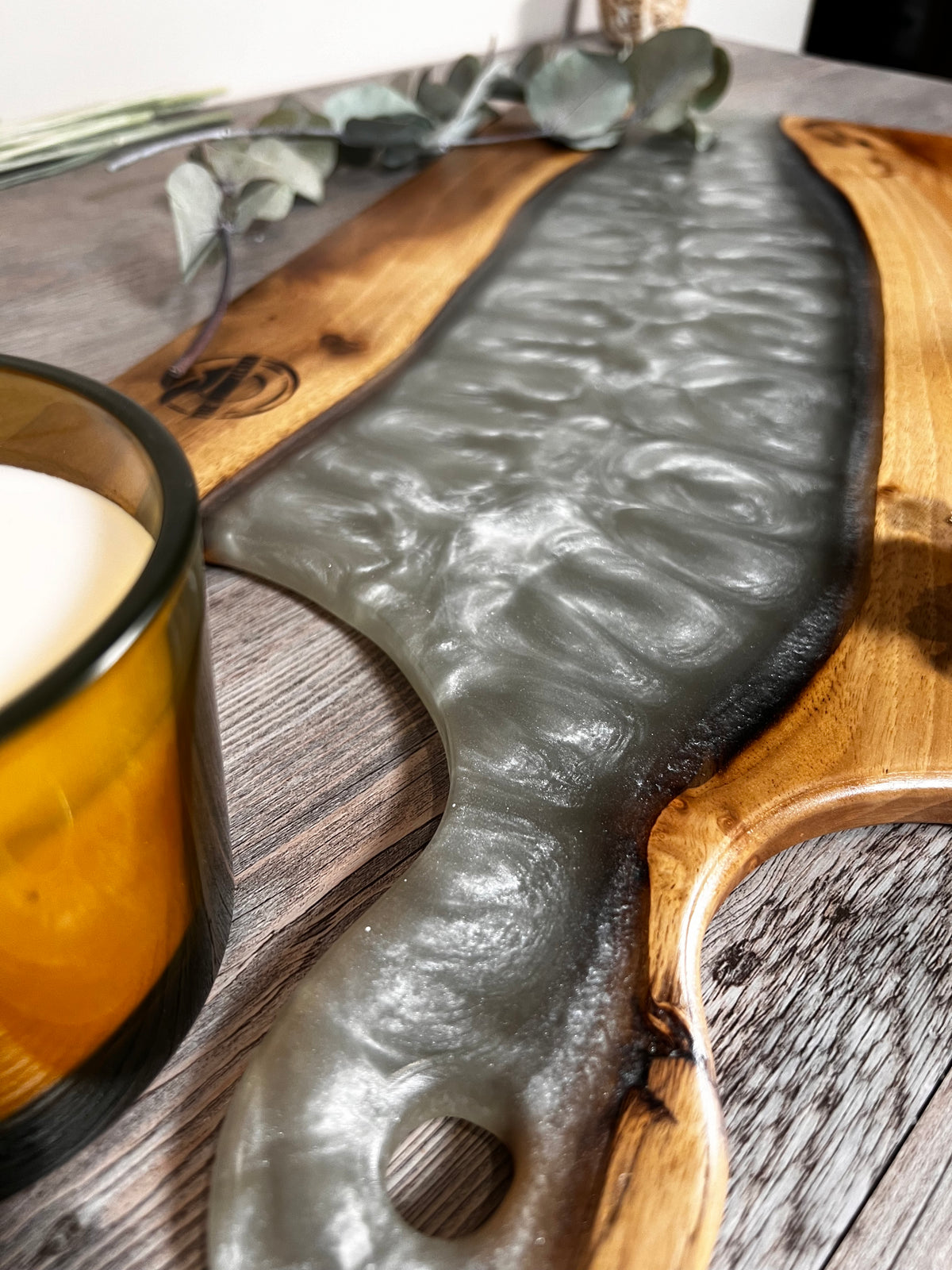 Tabla de cocina de madera de nogal con epoxi blanco perlado