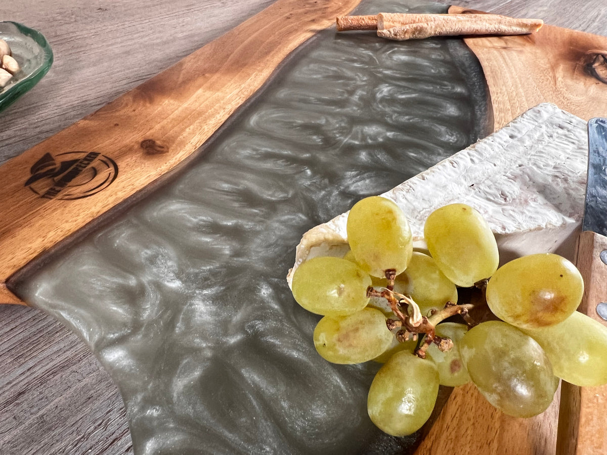 Tabla de cocina de madera de nogal con epoxi blanco perlado