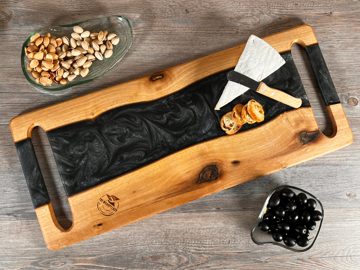 Tabla de cocina de madera de nogal con epoxi gris perlado