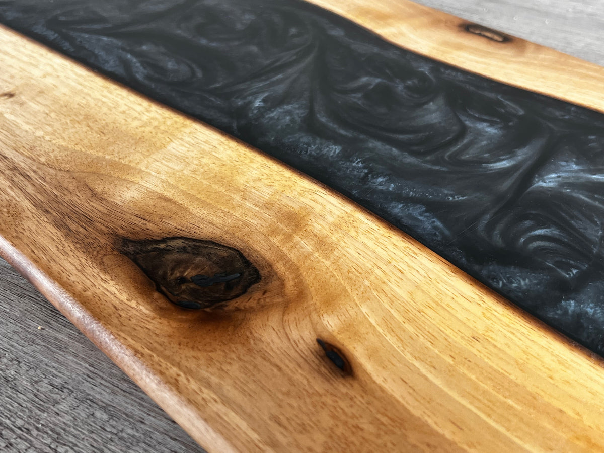 Tabla de cocina de madera de nogal con epoxi gris perlado