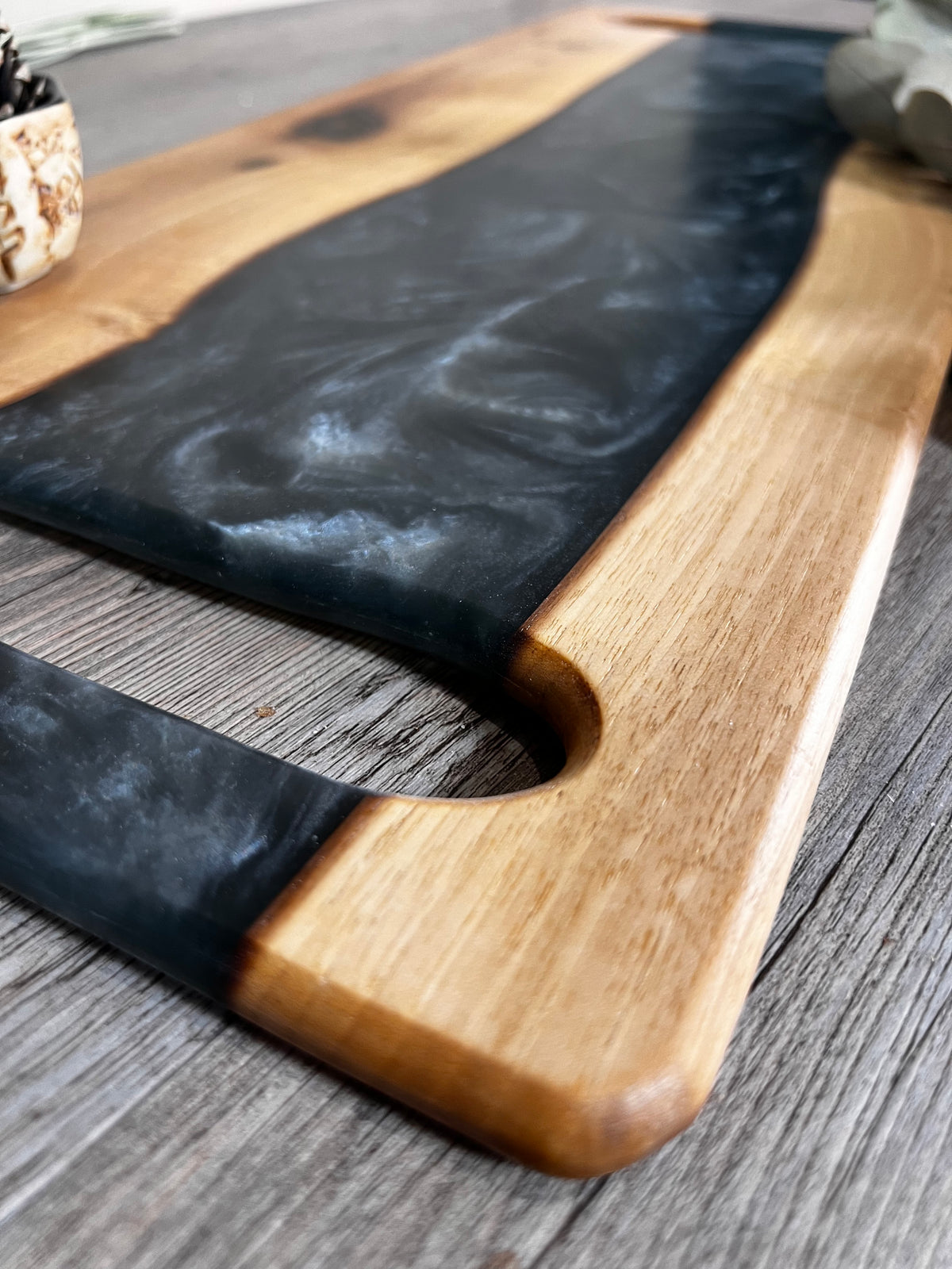 Tabla de cocina de madera de nogal con epoxi gris perlado