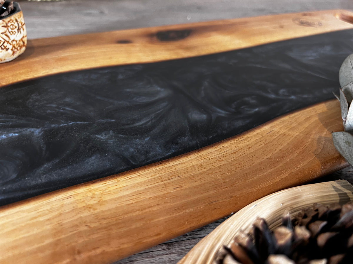 Tabla de cocina de madera de nogal con epoxi gris perlado