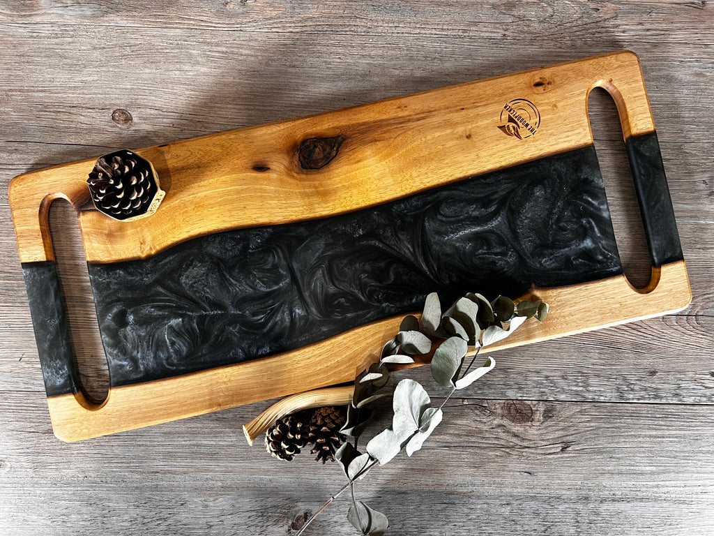 Tabla de cocina de madera de nogal con epoxi gris perlado