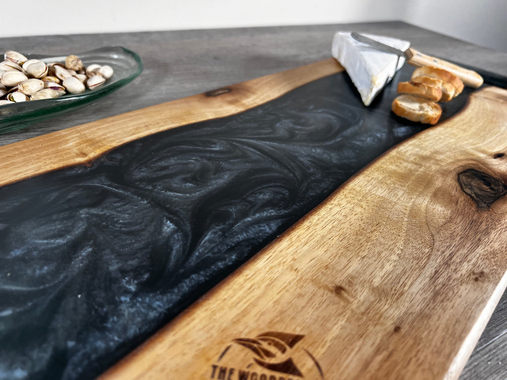 Tabla de cocina de madera de nogal con epoxi gris perlado