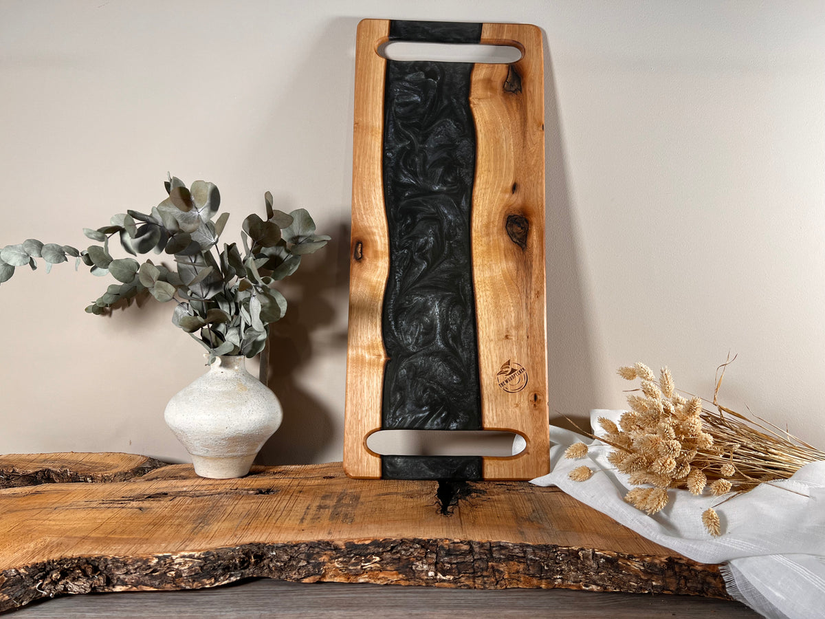 Tabla de cocina de madera de nogal con epoxi gris perlado