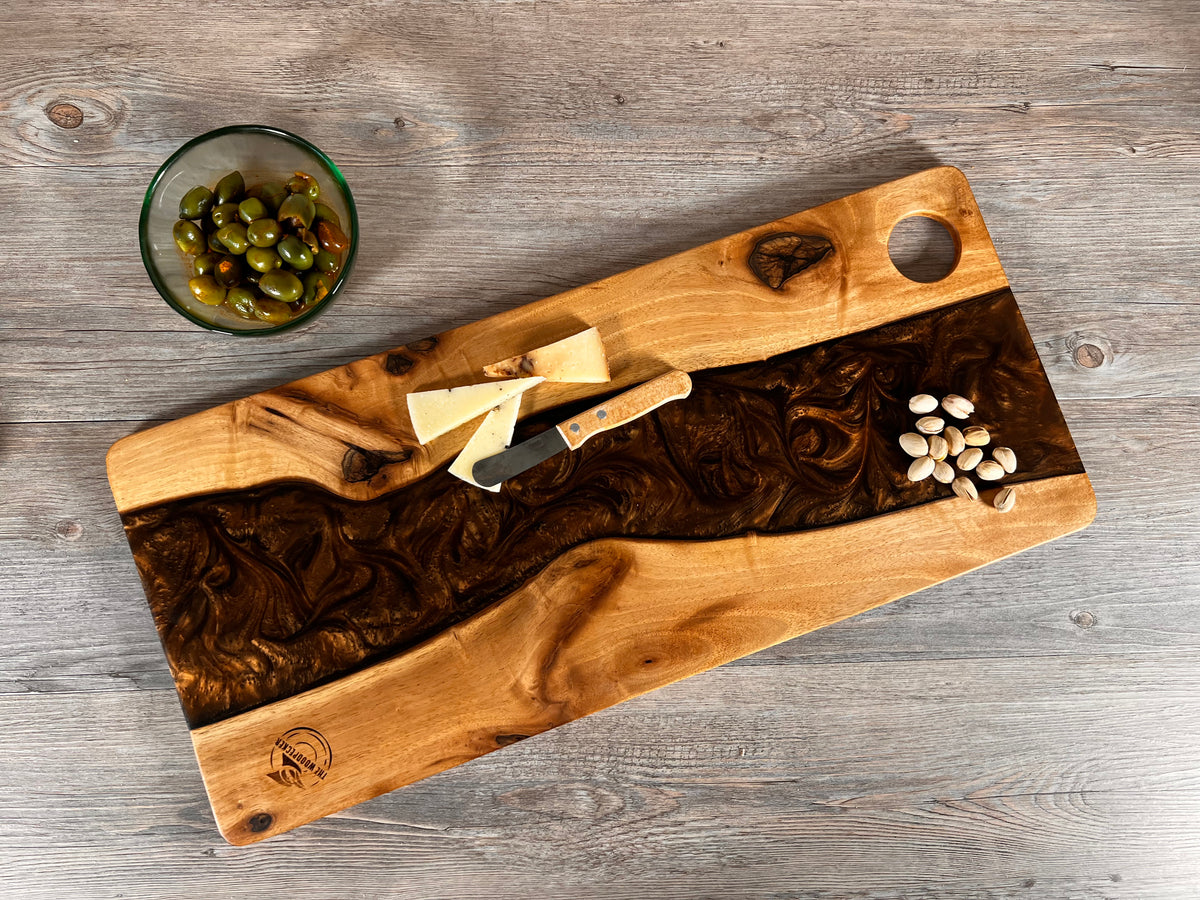 Tabla de cocina de madera de nogal con epoxi marrón perlado