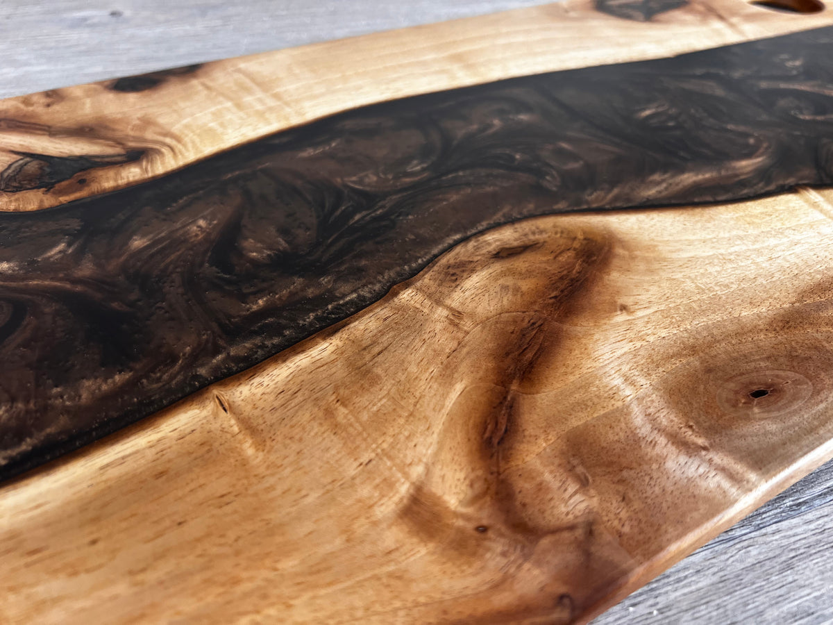 Tabla de cocina de madera de nogal con epoxi marrón perlado