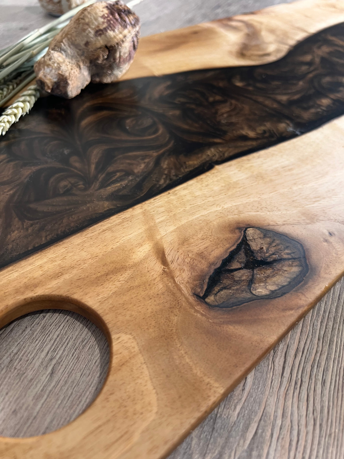 Tabla de cocina de madera de nogal con epoxi marrón perlado
