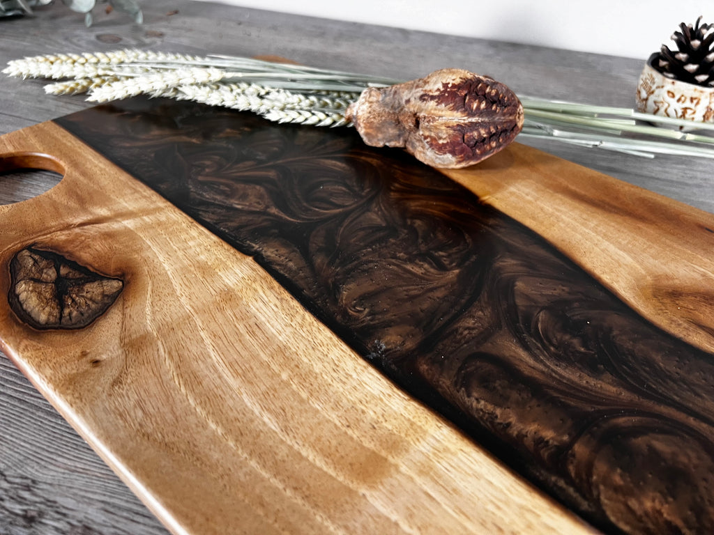 Tabla de cocina de madera de nogal con epoxi marrón perlado