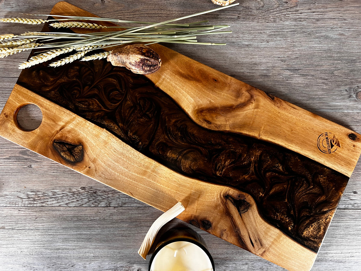 Tabla de cocina de madera de nogal con epoxi marrón perlado