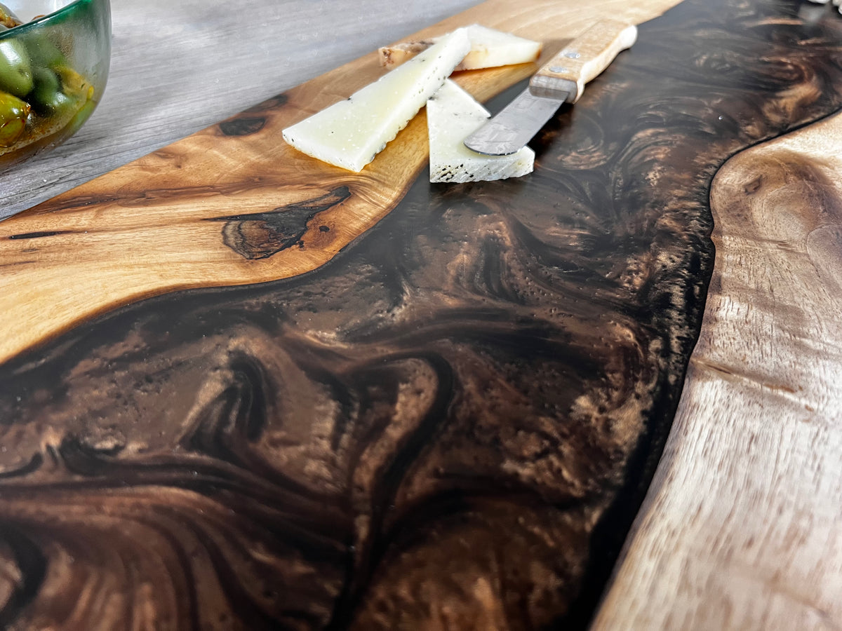 Tabla de cocina de madera de nogal con epoxi marrón perlado