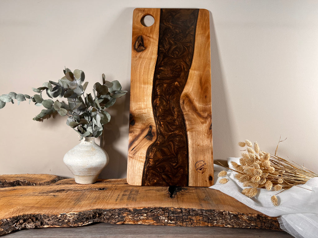 Tabla de cocina de madera de nogal con epoxi marrón perlado