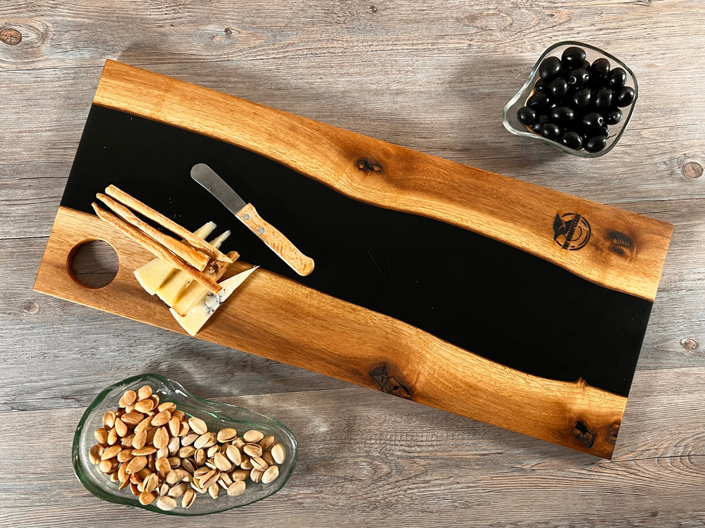 Tabla de cocina de madera de nogal con epoxi negro mate