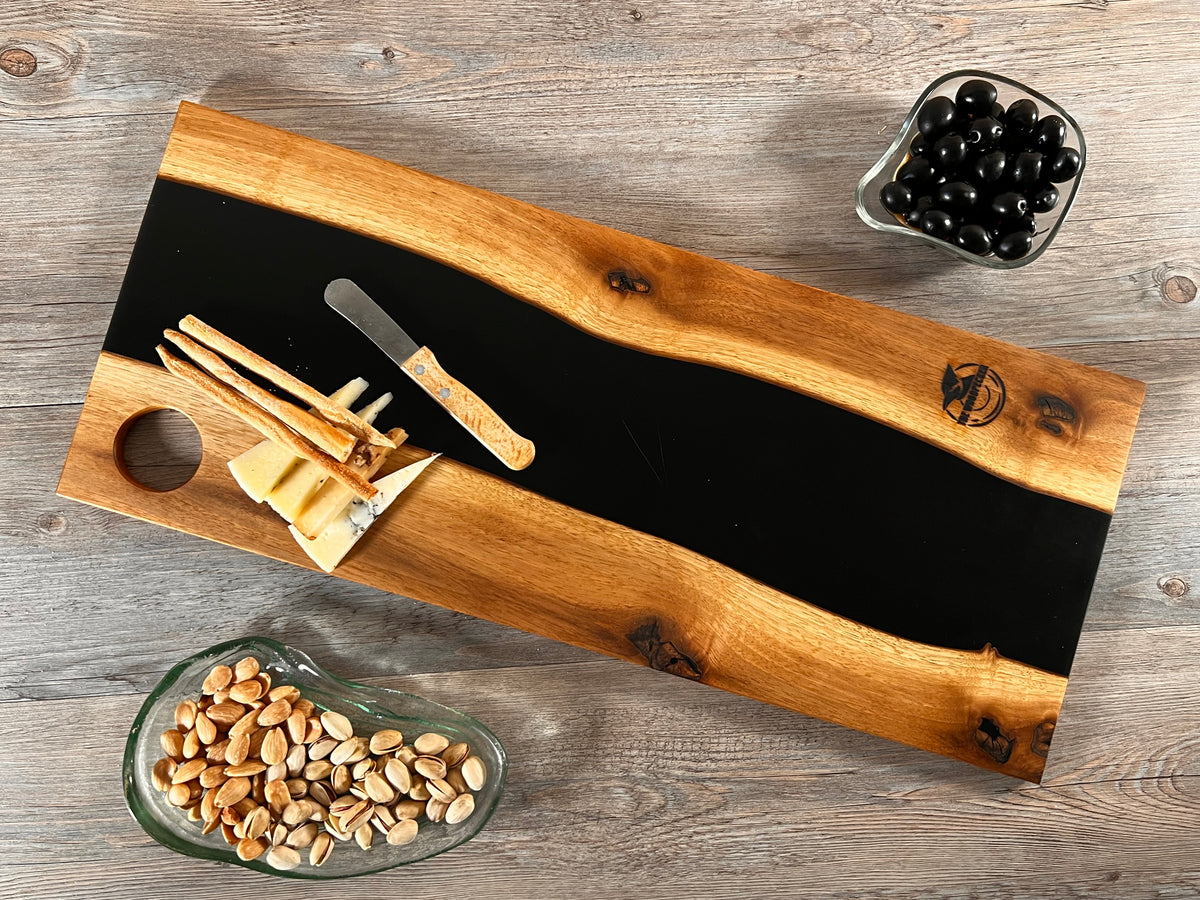 Tabla de cocina de madera de nogal con epoxi negro mate