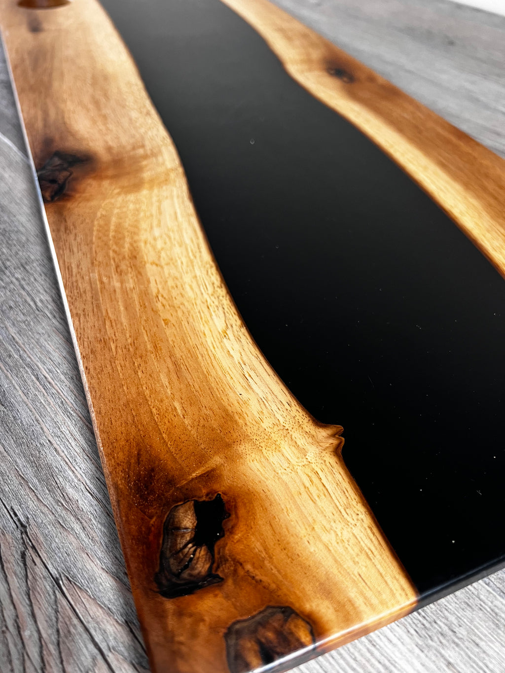 Tabla de cocina de madera de nogal con epoxi negro mate