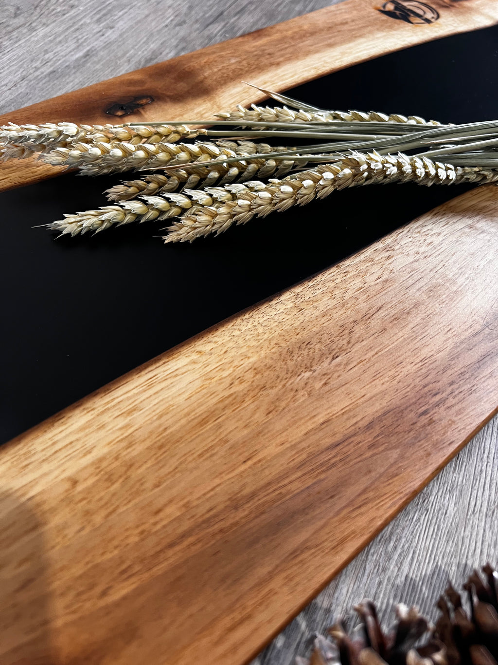 Tabla de cocina de madera de nogal con epoxi negro mate