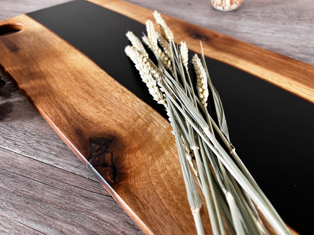 Tabla de cocina de madera de nogal con epoxi negro mate