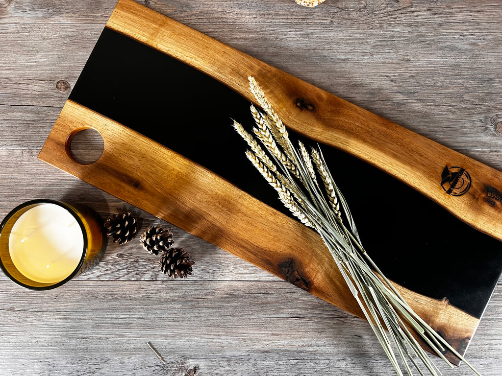Tabla de cocina de madera de nogal con epoxi negro mate