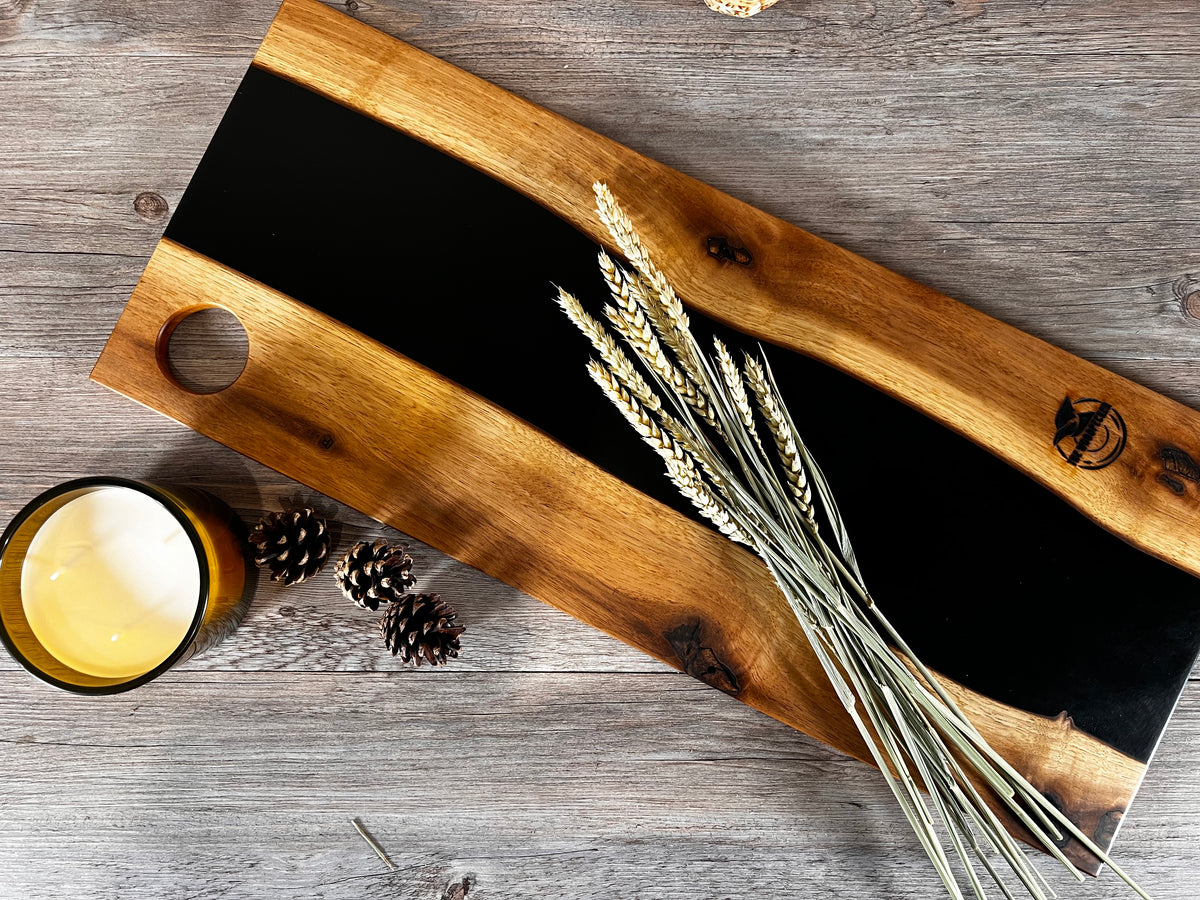 Tabla de cocina de madera de nogal con epoxi negro mate