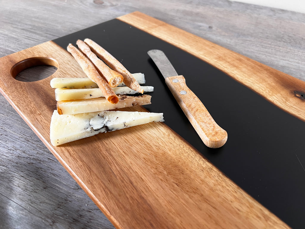 Tabla de cocina de madera de nogal con epoxi negro mate