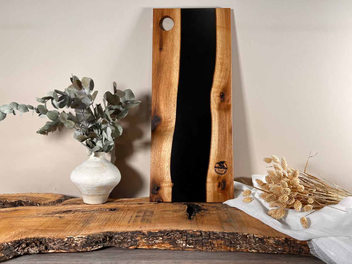 Tabla de cocina de madera de nogal con epoxi negro mate