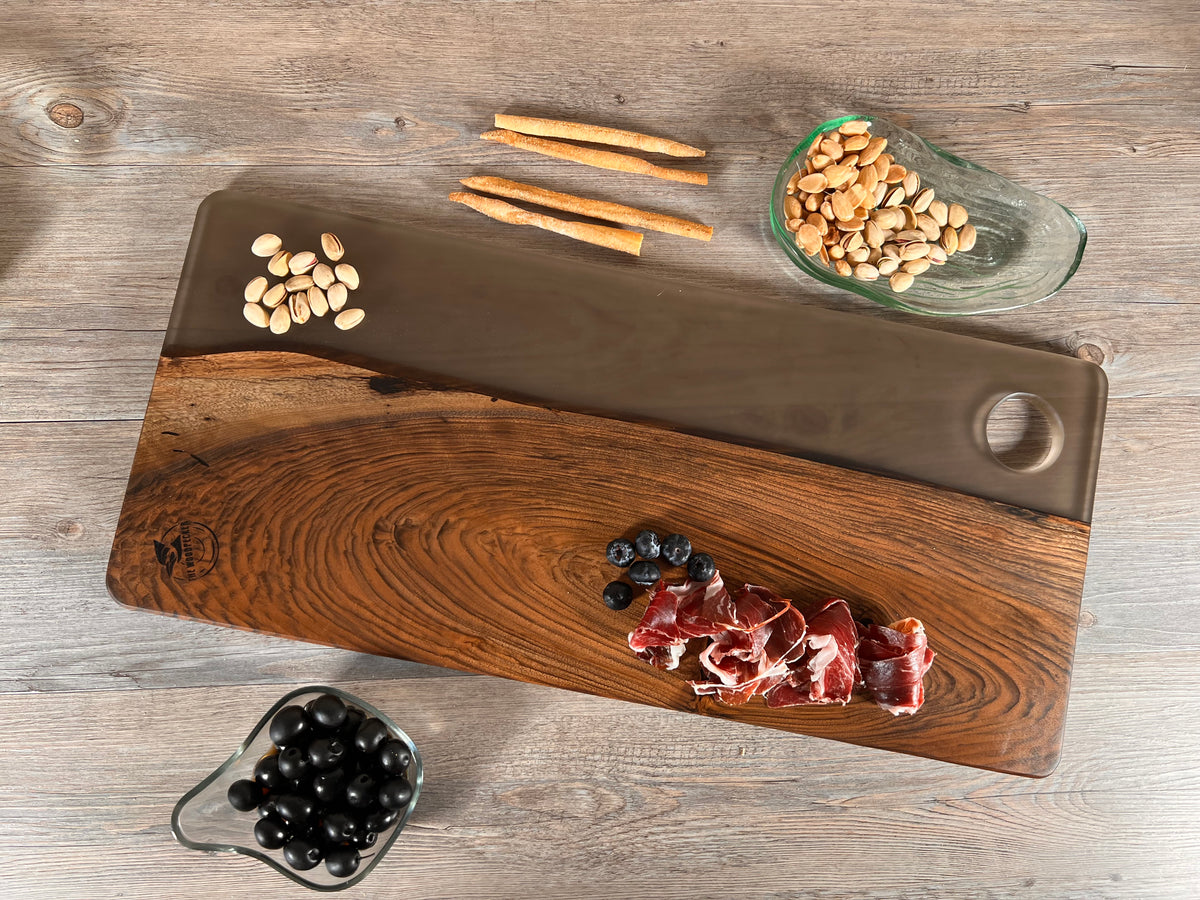 Tabla de cocina de madera de nogal español con epoxi efecto cristal traslúcido