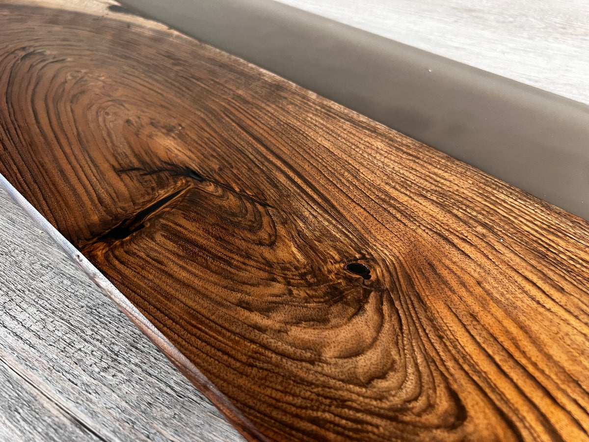 Tabla de cocina de madera de nogal español con epoxi efecto cristal traslúcido