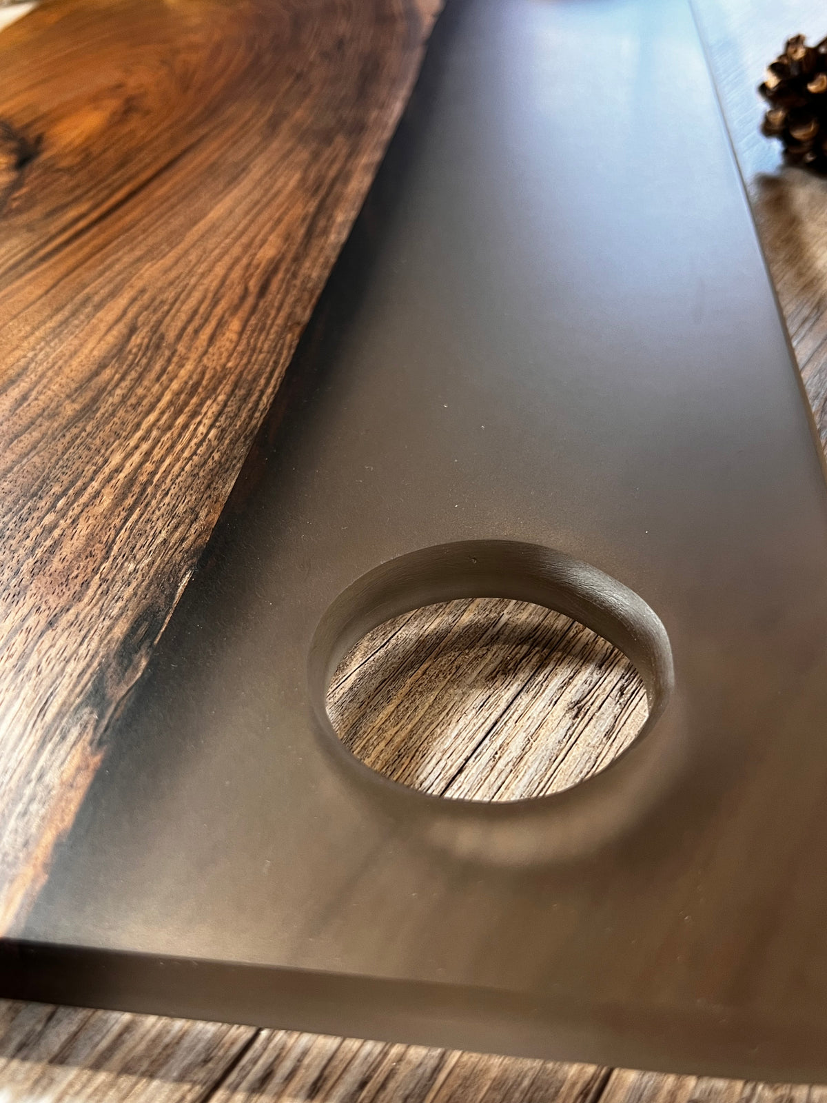 Tabla de cocina de madera de nogal español con epoxi efecto cristal traslúcido