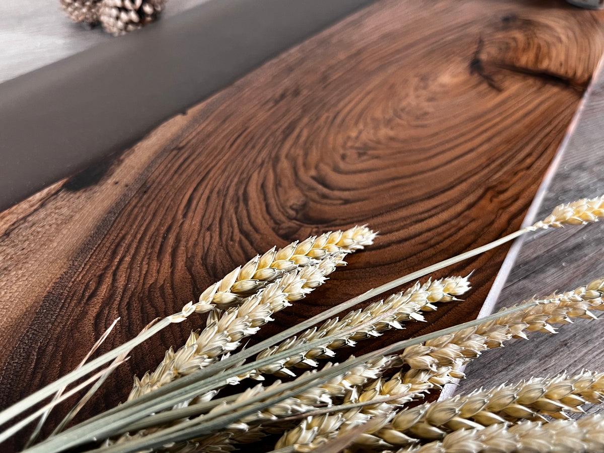 Tabla de cocina de madera de nogal español con epoxi efecto cristal traslúcido