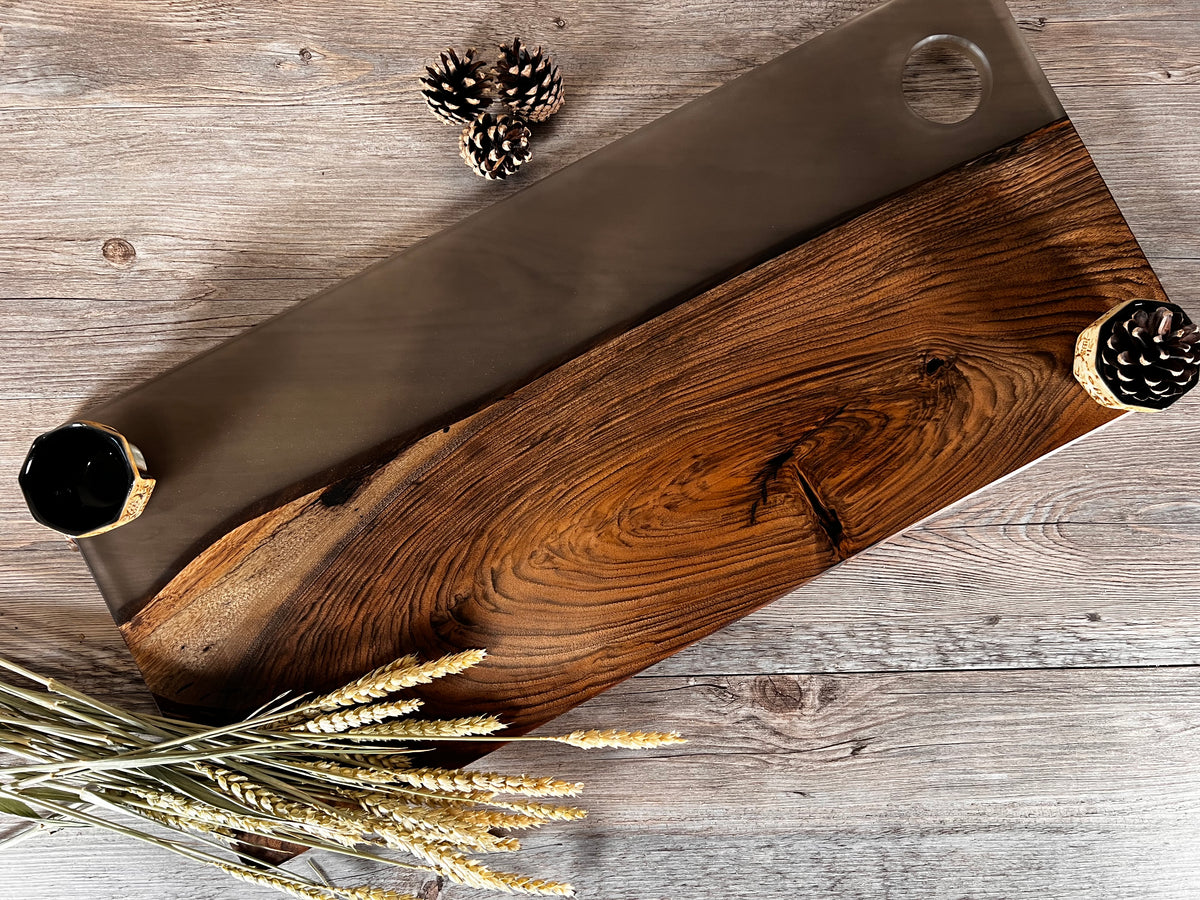 Tabla de cocina de madera de nogal español con epoxi efecto cristal traslúcido
