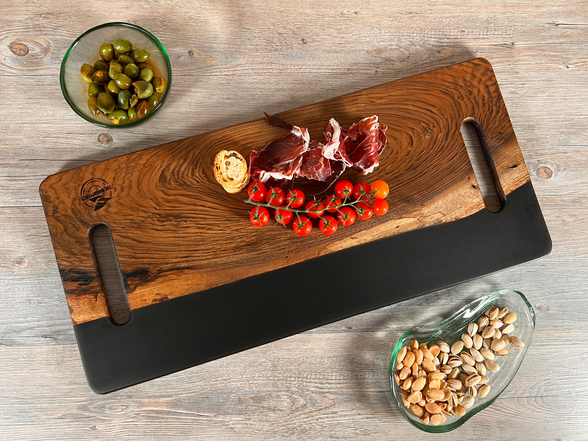 Tabla de cocina de madera de nogal español con epoxi negro mate