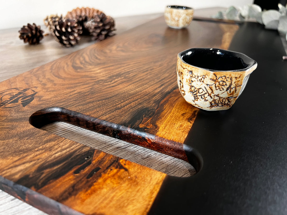 Tabla de cocina de madera de nogal español con epoxi negro mate