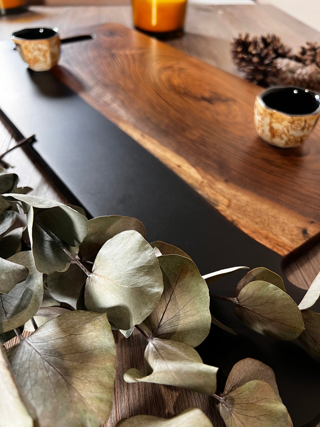 Tabla de cocina de madera de nogal español con epoxi negro mate