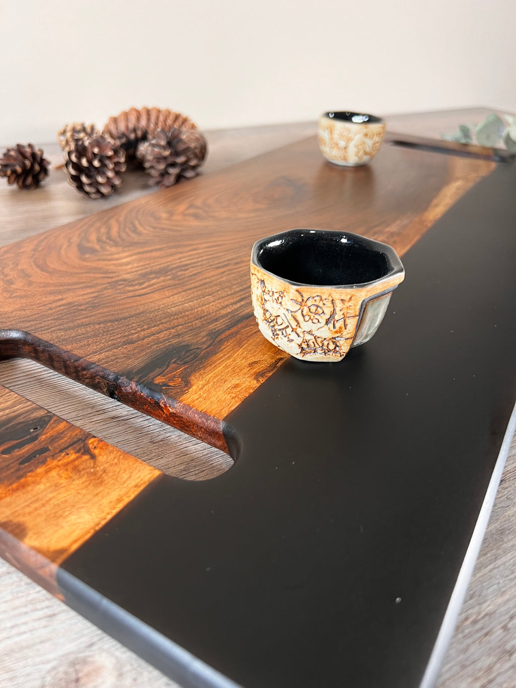 Tabla de cocina de madera de nogal español con epoxi negro mate