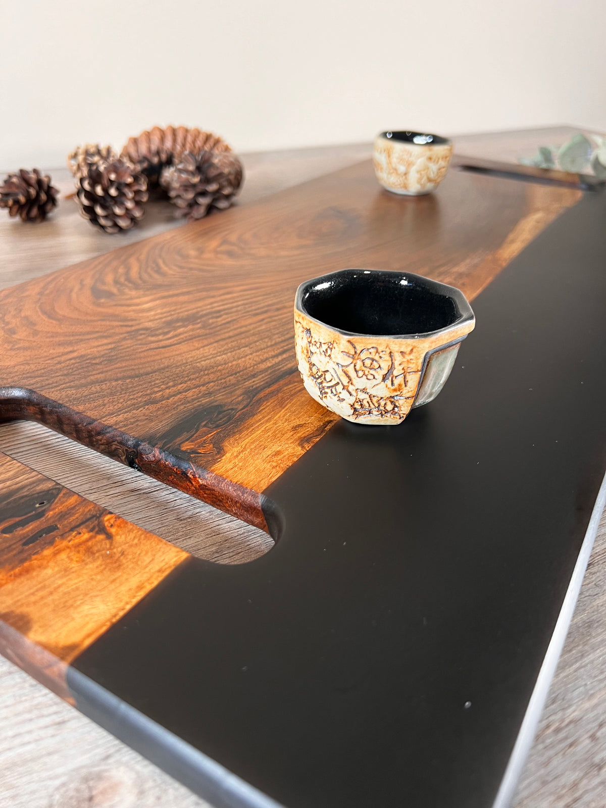 Tabla de cocina de madera de nogal español con epoxi negro mate