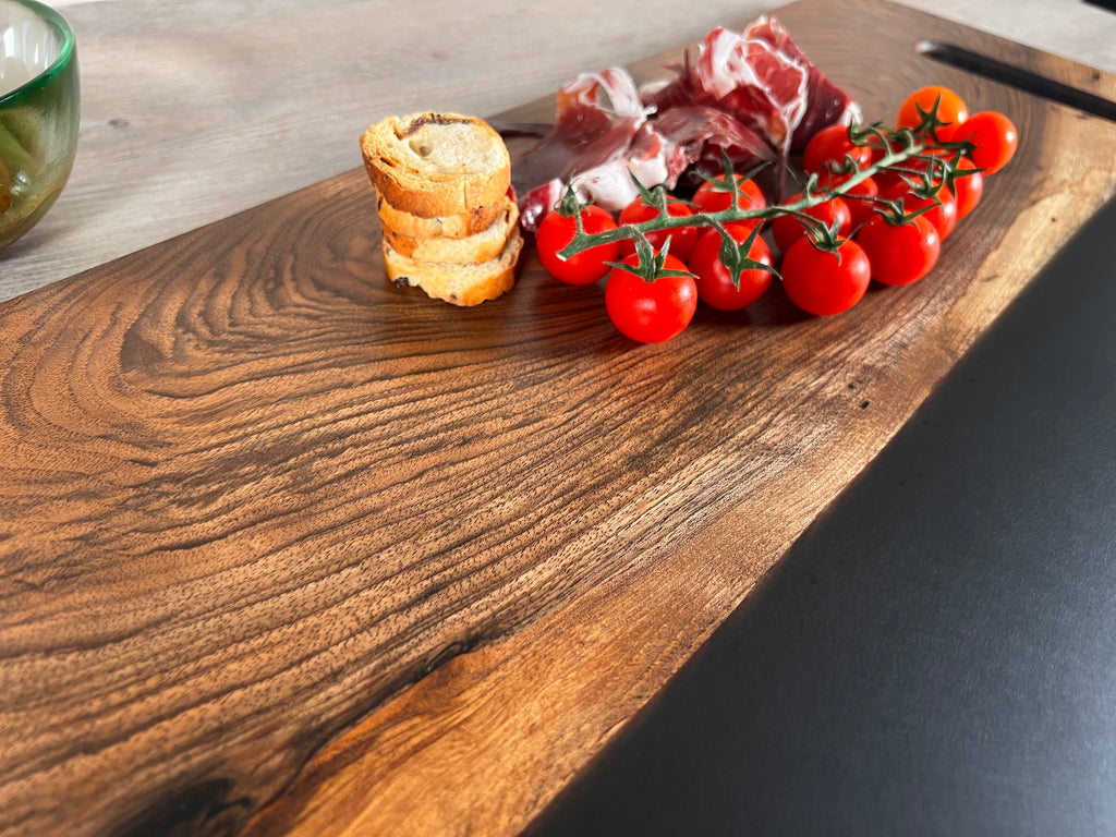 Tabla de cocina de madera de nogal español con epoxi negro mate
