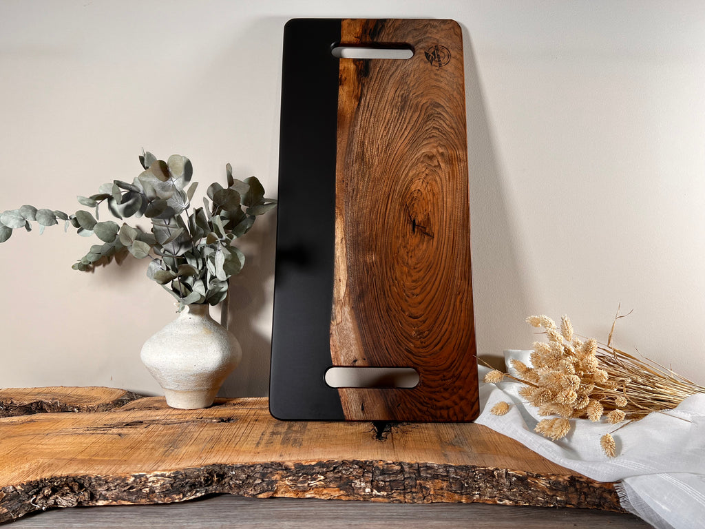Tabla de cocina de madera de nogal español con epoxi negro mate