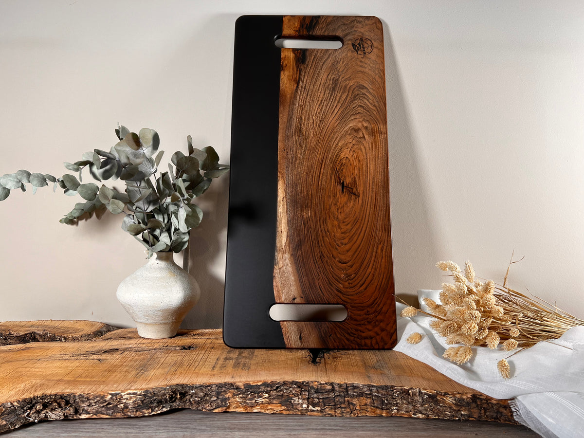 Tabla de cocina de madera de nogal español con epoxi negro mate