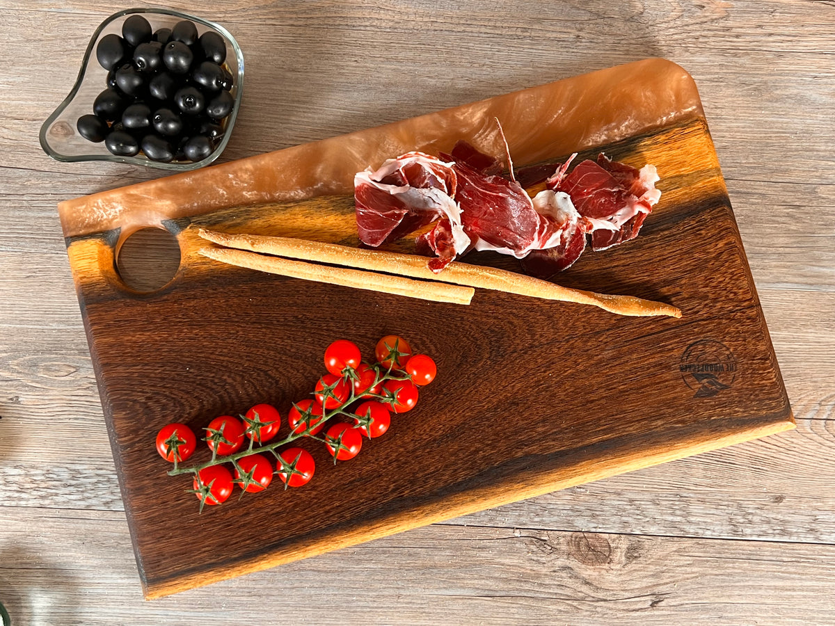 Tabla de cocina de madera panga-panga con epoxi dorado