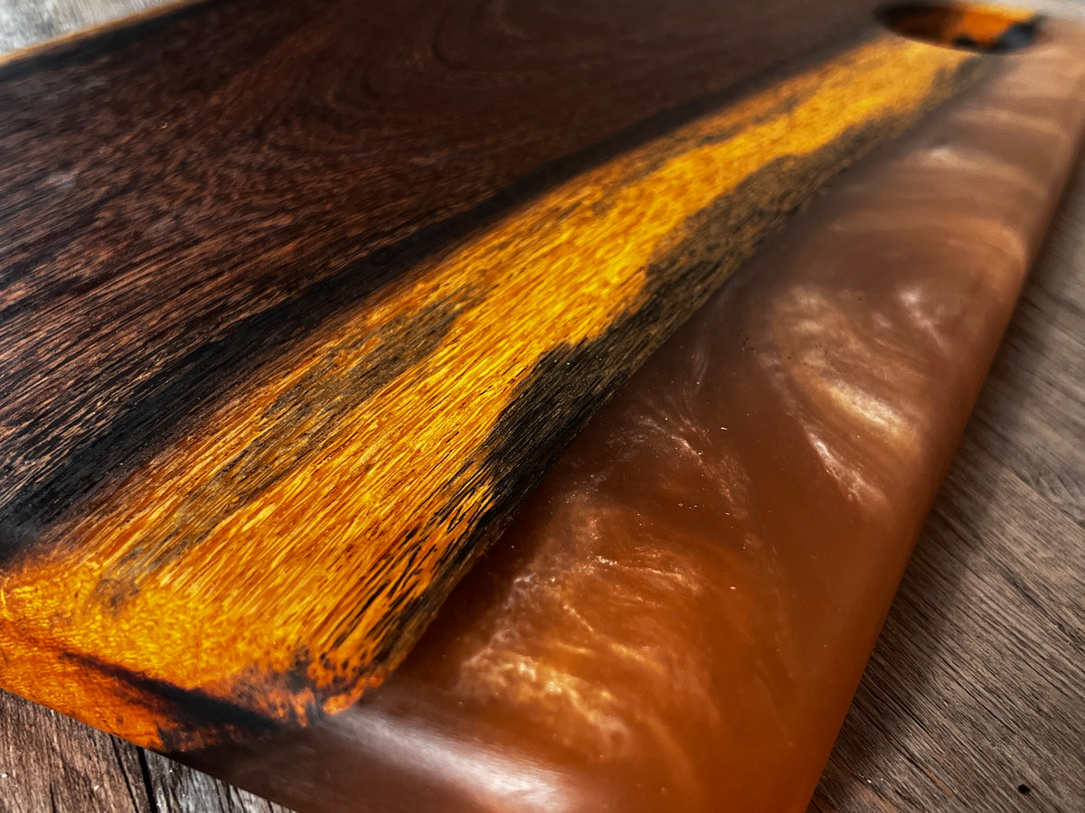 Tabla de cocina de madera panga-panga con epoxi dorado