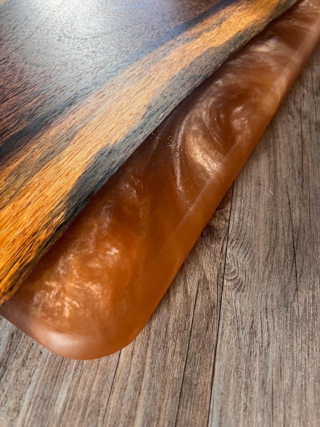 Tabla de cocina de madera panga-panga con epoxi dorado