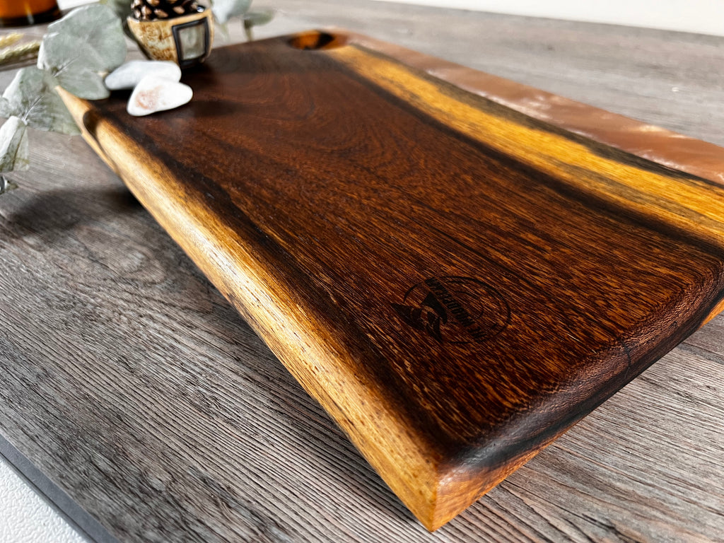 Tabla de cocina de madera panga-panga con epoxi dorado