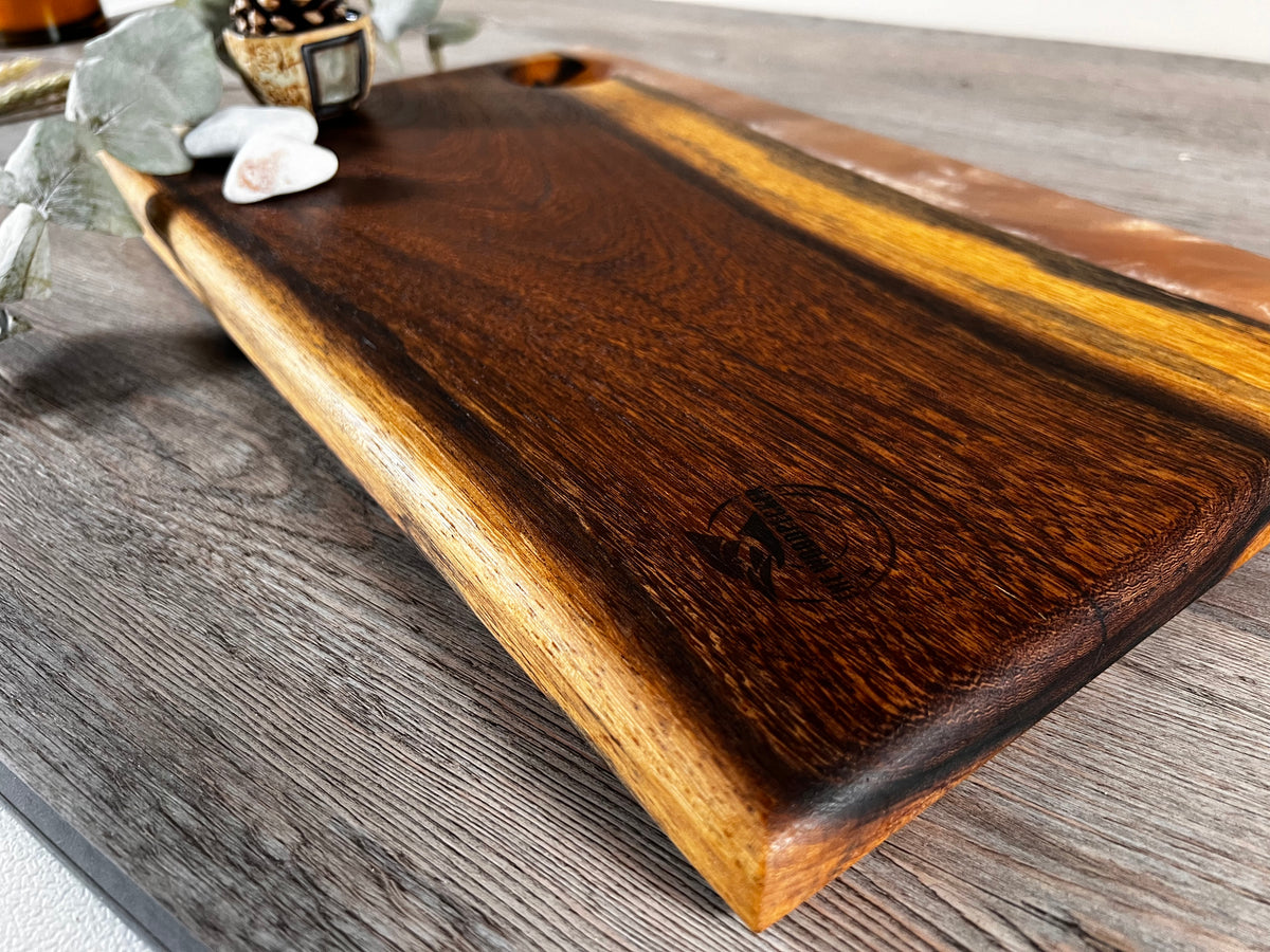 Tabla de cocina de madera panga-panga con epoxi dorado